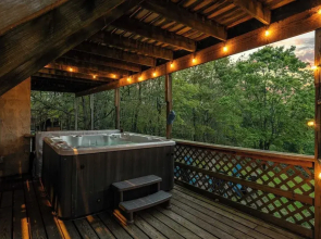 Sky View Chalet by Avantstay Stunning Interior, Spacious Deck, Hot Tub, & View