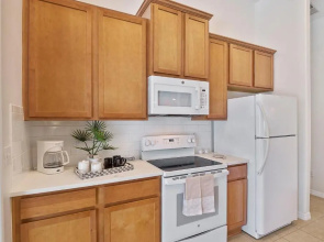 WHISPERING PALM Newly renovated cozy fenced in pool home - sleeps 8