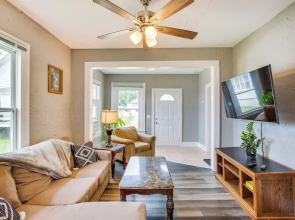 Lakefront Mound Getaway: Near Snowmobiling Trails!
