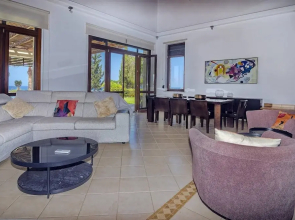 Incredible Large Villa In Paphos Sleeps 14 Children Pool, Jacuzzi, Huge Garden