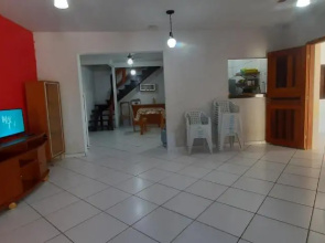 Casa incrível para locação em Bertioga com piscina a 80 metros da praia!
