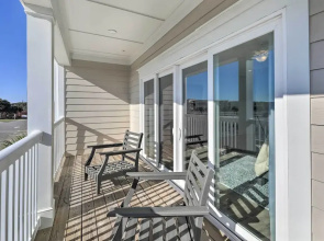 Gorgeous Emerald Isle Getaway: Walk to Beach!