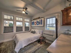 Lakefront Studio Guest Home on Hermann Wine Trail!