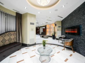 Lovely 2 Bedroom Near Square One Mall