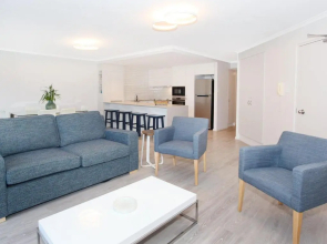 Beachport 14 - Newly Renovated 2 Bedroom Apt on Parkyn Parade with Aircon