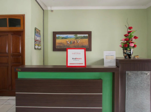 Shafira Guesthouse by Reddoorz