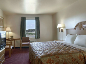 Days Inn by Wyndham Centre