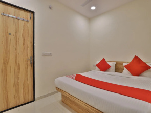OYO 42957 Hotel Radhanand