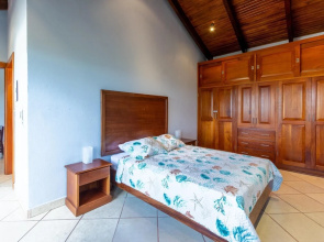 Modern - immaculate unit in Flamingo with spectacular ocean views