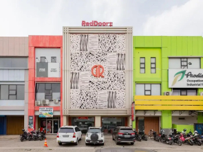 RedDoorz Plus near Living Plaza Jababeka