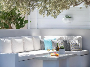 Elegant new villa,with pool,BBQ, ping pong table & gym facilities, just 2km from the town!