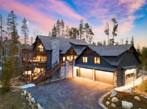 Winterhaven Estate by Avantstay Sleeps 19 Guests Mountain Compound w/ Views, Firepit, Hot Tub