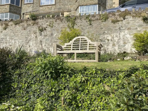 Beachside 2-bed - Sleeps 4, Parking & Pet Friendly