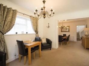 Peveril House, Spacious Eco-friendly Holiday Home
