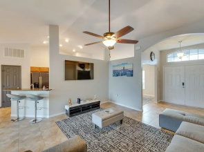 Family Home w/ Screened Porch in Davenport