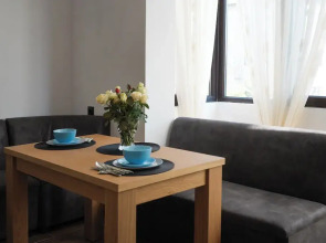 2 Bed Apt - Sleeps 4, Terrace & Pet Friendly