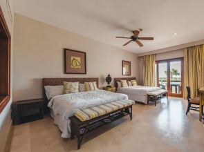 Magnificent Golden Bear w Balcony Pool and Private Parking lot E21