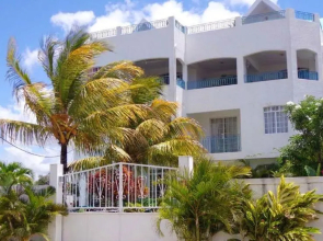 2 bedrooms appartement at Grand Baie 300 m away from the beach with private pool enclosed garden and wifi