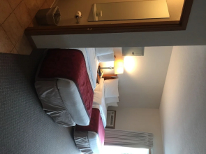 Nader's Motel & Suites