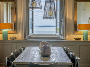 On a private road, nestled among olive trees and unspoilt landscapes, lies Villa Polvese. In an elev-Villa Polvese