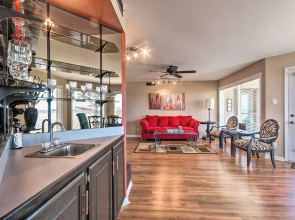 Balcony, Pool & Hot Tub: Cozy Condo in Arkansas!