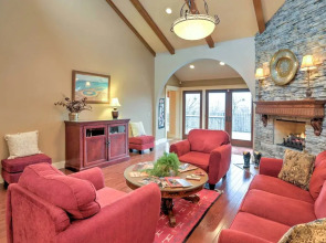 Beautiful Central Fayetteville Townhome w/ Views!