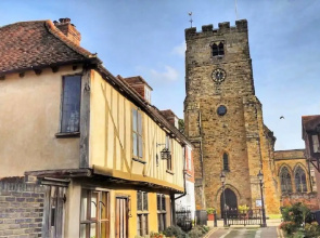 2 Bed in Historic Tonbridge - 35 Mins From London