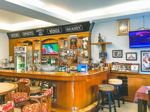 Robin’s Nest Guesthouse & Restaurant