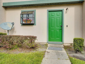 2 Mi to UF Campus: Modern Condo w/ Pool Access!