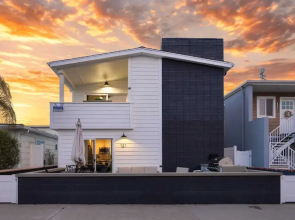 Steps From the Sand/boardwalk Outdoor Dining, Parking, and Patio in Newport
