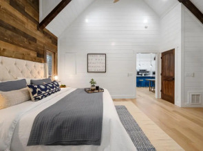 Vacana Top Rated Allium Couples Cabin, HotTub, FirePit, Pet Friendly, Secluded
