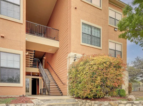 3 Mi to Hospitals: Stylish Condo in San Antonio!