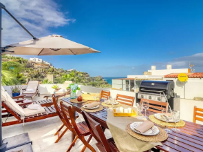 Spacious Terrace House w Ocean View 100m to the Beach