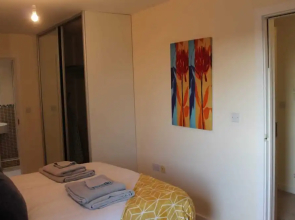 Remarkable 2-bed Apartment in Reading