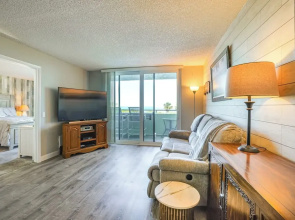 Pool Access & Waterfront Balcony: Hudson Condo!