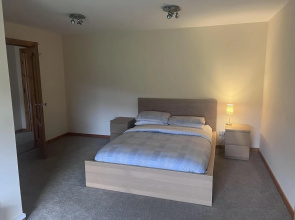 Captivating 2 Bed Apartment in Newhouse