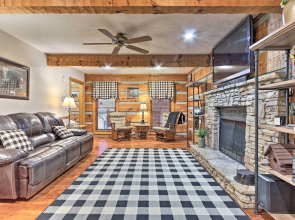 Pigeon Forge Cabin w/ Hot Tub, 12 Mi to Dollywood!