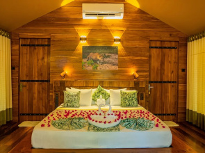 Leopard Reach Yala by Seven Angels