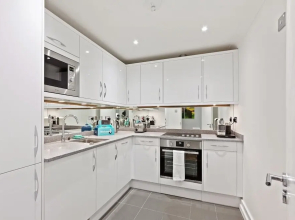Sophisticated 2 Bed, 2 Bath apt in Angel