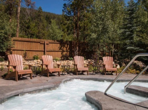 Family Friendly 3 Bedroom Mountain Vacation Rental in Keystone With Complimentary Shuttle Service and Hot Tub Access