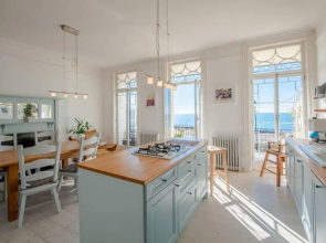 The Wellington: Two bedroom apartment with balcony and sea views