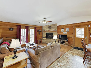 New Listing! Mountain Hideaway W/ Hot Tub 3 Bedroom Cabin