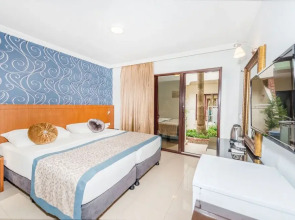 Tropic Beach Club Side