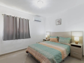 Moderno Apt W / aparcamiento gratuito y AC en todos los 3brs