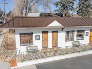 2BD Cozy Retreatclose to Red Rocksdogs Welcome!