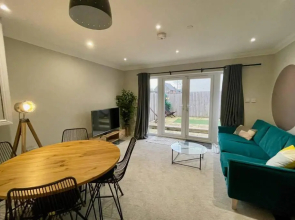 Stylish Modern Two Bedroom Apartment with Garden