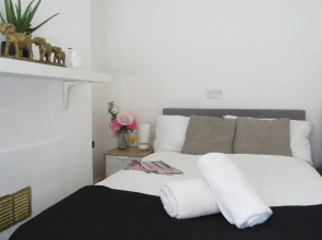 Tudors eSuites Coventry Townhouse Private Garden Free Parking