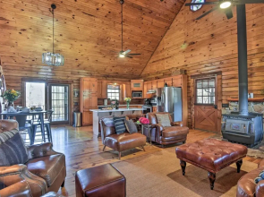 Luxury Pearcy Cabin w/ 5 Private Acres + Hot Tub!