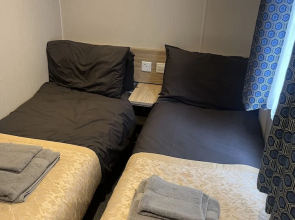 Cosy 3-bed hot tub Lodge in Pr3