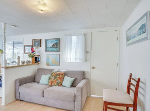Quaint Avalon Cottage < Half-mi to Beaches!